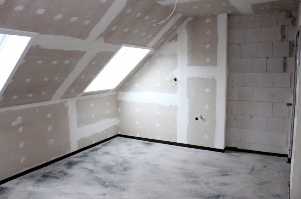 Unterm Dach der Köthener Augustenstraße 63 entstehen vier jeweils rund 17 Quadratmeter große kleine Zimmer für Obdachlose.