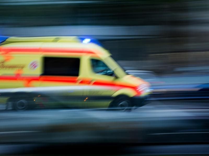 Ein Krankenwagen im Einsatz. Foto: Arno Burgi/Archiv