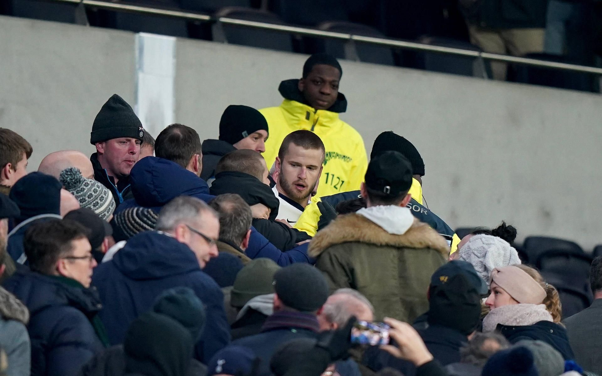 Tottenhams Eric Dier musste auf der Tribüne von Ordnern gestoppt werden.