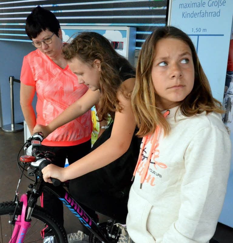 Lachell Lange (rechts) und Lea Kupplich (Mitte) haben beim Städtewettbewerb von Envia-M und Mitgas mit in die Pedalen getreten und dafür gesorgt, dass Zahna-Elster aktuell auf dem dritten Platz steht.