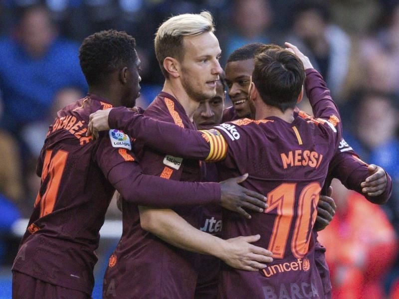 Die Spieler des FC Barcelona um Lionel Messi (r.) freuen sich über das Führungstor bei Deportivo La Coruna. Foto: Lalo R. Villar/AP