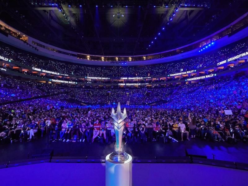 Wenn auch ohne Publikum geht es bei den „Final Four” der Overwatch League trotzdem um die Trophäe. Foto: Robert Paul/Blizzard Entertainment/Archiv/dpa