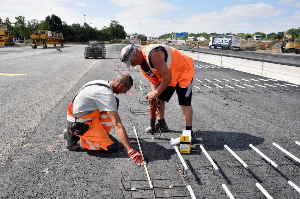 Mitarbeiter der Strabag befestigen Dübel und Anker für den Beton.