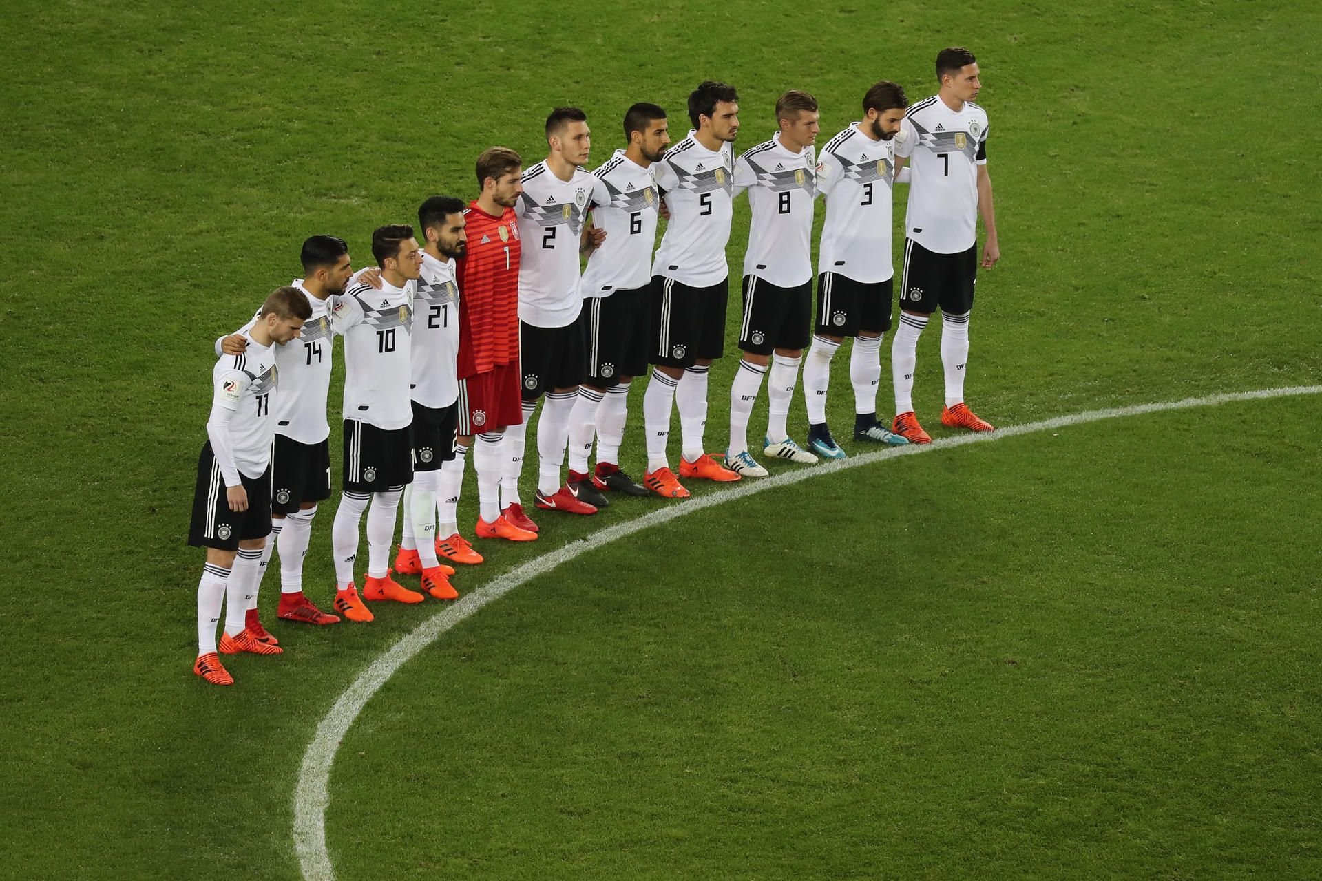 Die deutsche Nationalmannschaft bei der Schweigeminute für Hans Schäfer