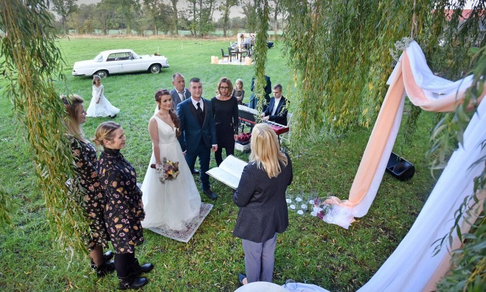 Das Ja-Wort gibt es bei der freien Trauung auf der Wiese neben dem Teich.
