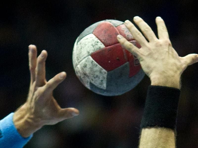 Handbal-Spieler in Aktion. Foto: Jens Wolf/dpa-Zentralbild/dpa/Symbolbild