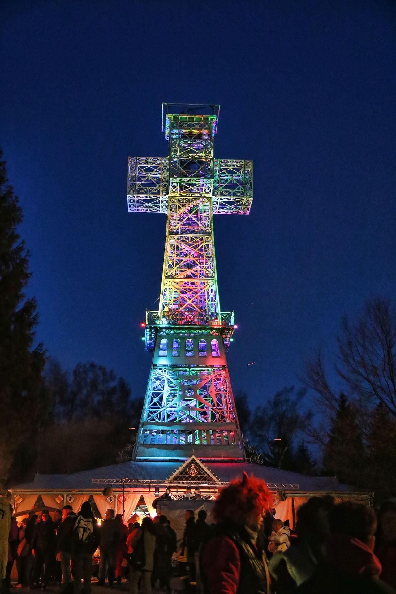 Das Josephskreuz auf dem Auerberg schillert zur Walpurgisnacht in vielen Farben.