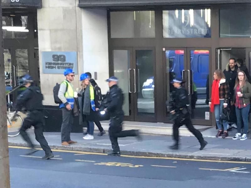 Bewaffnete Polizisten laufen zum Ort eines Vorfalls in Londons Innenstadt. Ein Mann soll Medienberichten zufolge am Freitag in London zwei Menschen mit einer Machete verletzt haben. Foto: Pa/Press Association Images