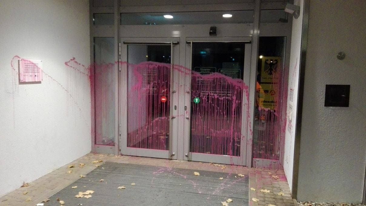 In der Nacht zum Donnerstag haben Unbekannte das Arbeitsamt in Wittenberg mit Farbe beschmiert.