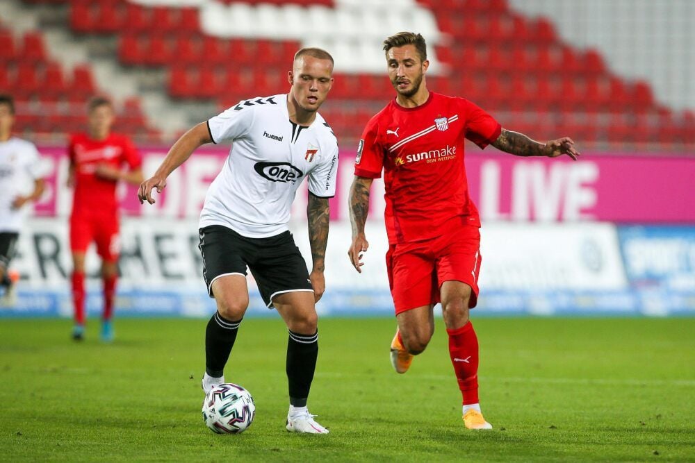 Der Naumburger Laurens Zintsch (l.) im Trikot des Regionalligisten ZFC Meuselwitz - hier im Zweikampf mit dem Ex-HFCer Felix Drinkuth in einem Testspiel gegen den FSV Zwickau.