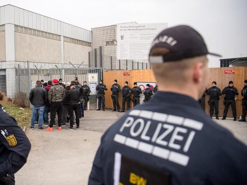 Besucher stehen vor Beginn eines Prozesses gegen die Gang „Osmanen Germania BC” am Eingang eines Gerichtes. Foto: Sebastian Gollnow/Archiv