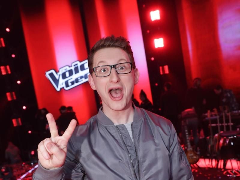 Samuel Rösch freut sich nach seinem Sieg in der Castingshow „Voice of Germany”. Foto: Jörg Carstensen