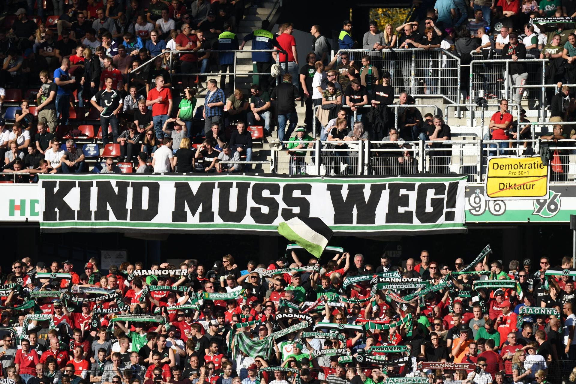 Vor dem Spiel Hannover 96 gegen Eintracht Frankfurt gab es eine Massenschlägerei.