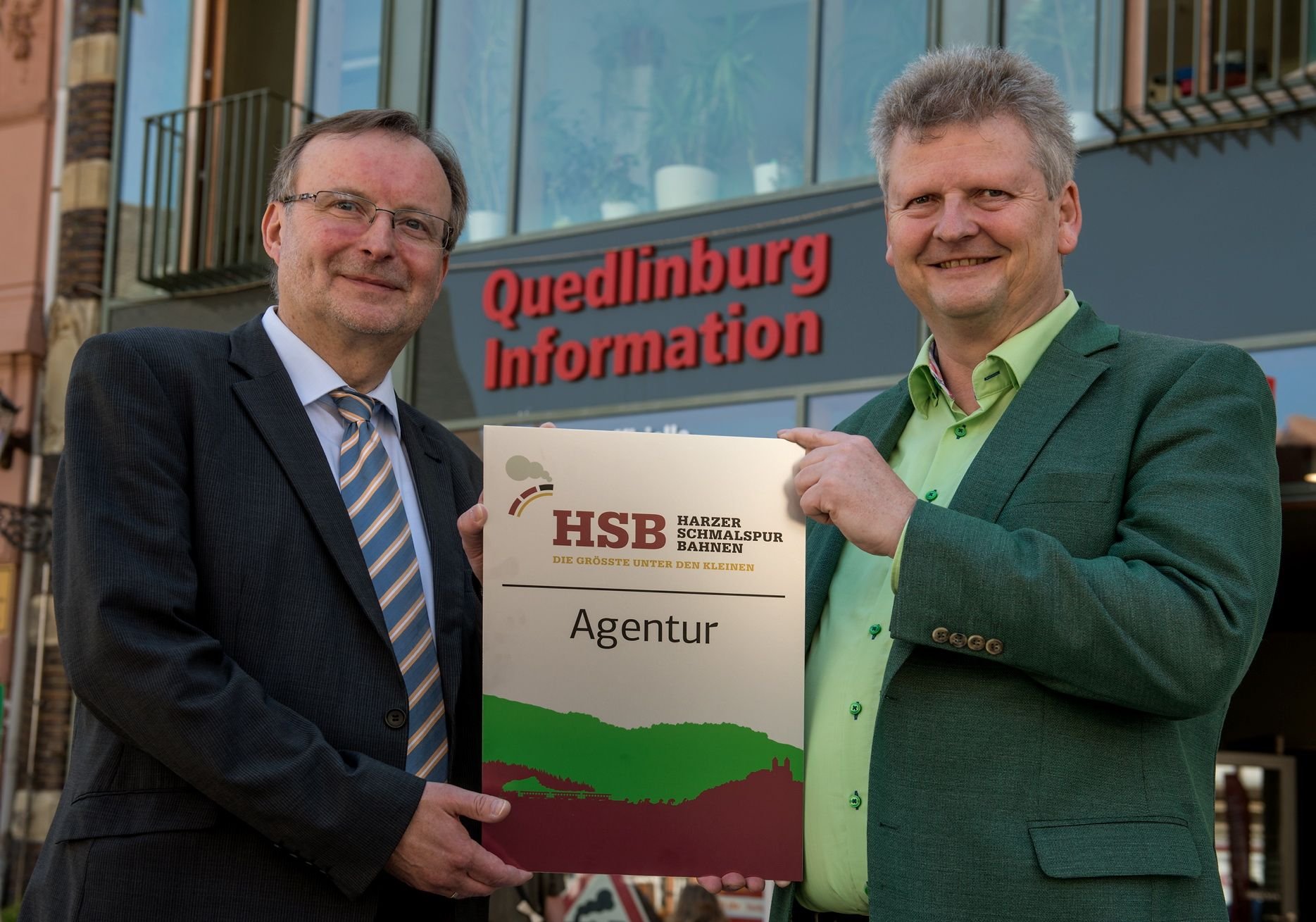 QTM-Chef Thomas Bracht (r.) und HSB-Chef Matthias Wagener besiegelten im Juli 2015 eine Kooperation zwischen der Stadtinformation mit den Harzer Schmalspurbahnen.