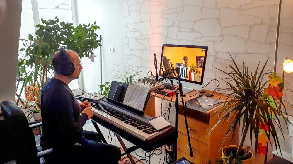 Gesangslehrer Danny Rybicki übt zurzeit mit seinem Schüler Luca Joel Lukasiuk online.