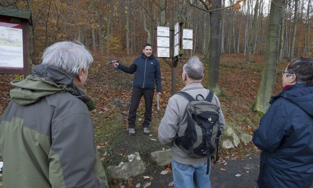 Wegewart Guido Liesecke vom Harzklub-Zweigverein Bad Suderode hat die Viktorsklippen und den Preußischen Saalstein mit in das Wegenetz eingebunden und erklärt Wanderern den Verlauf des neuen Weges.