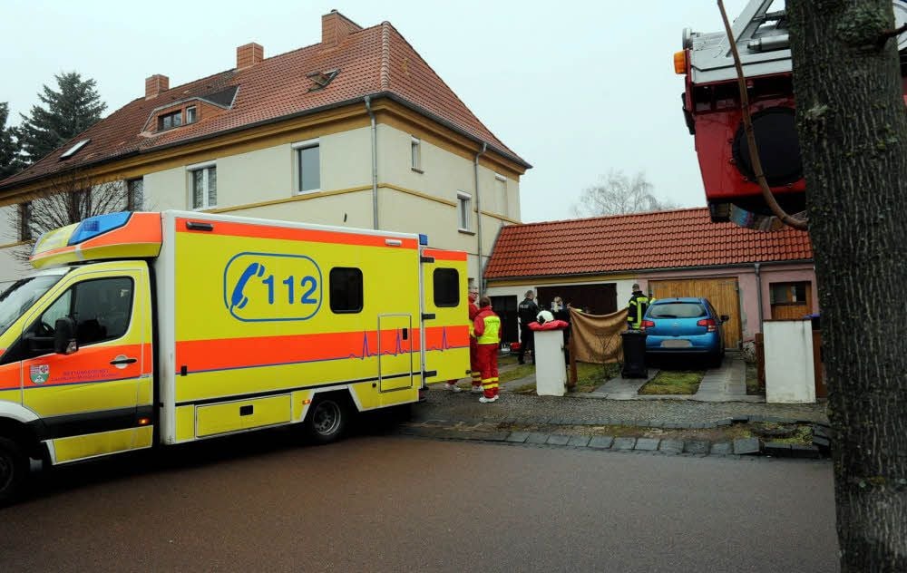 Die Rettungskräfte in der Geschwister-Scholl-Straße in Eisleben.
