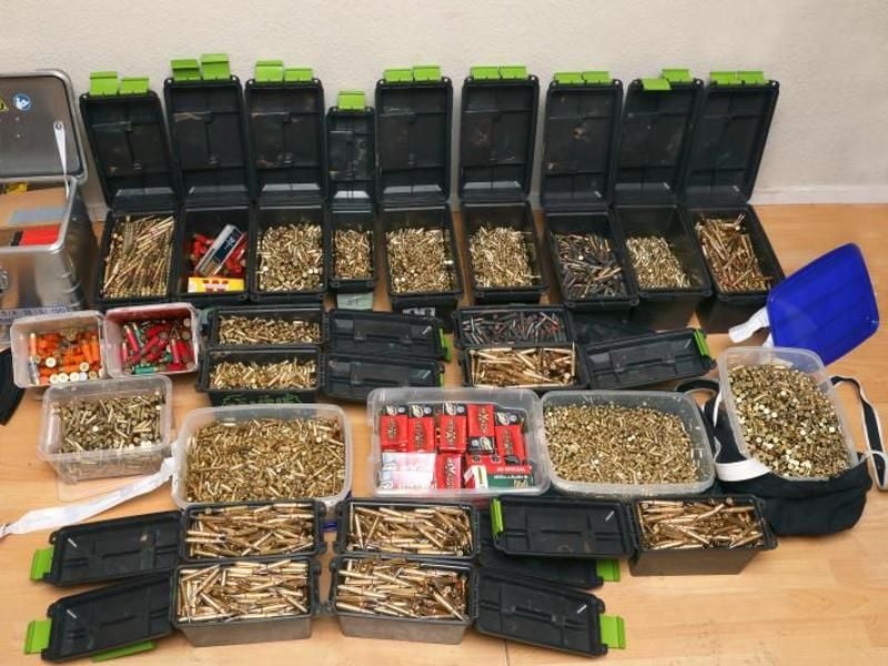 Die Ermittler beschlagnahmten mehrere Pistolen, mehrere Gewehre sowie Munition verschiedenen Kalibers. Foto: