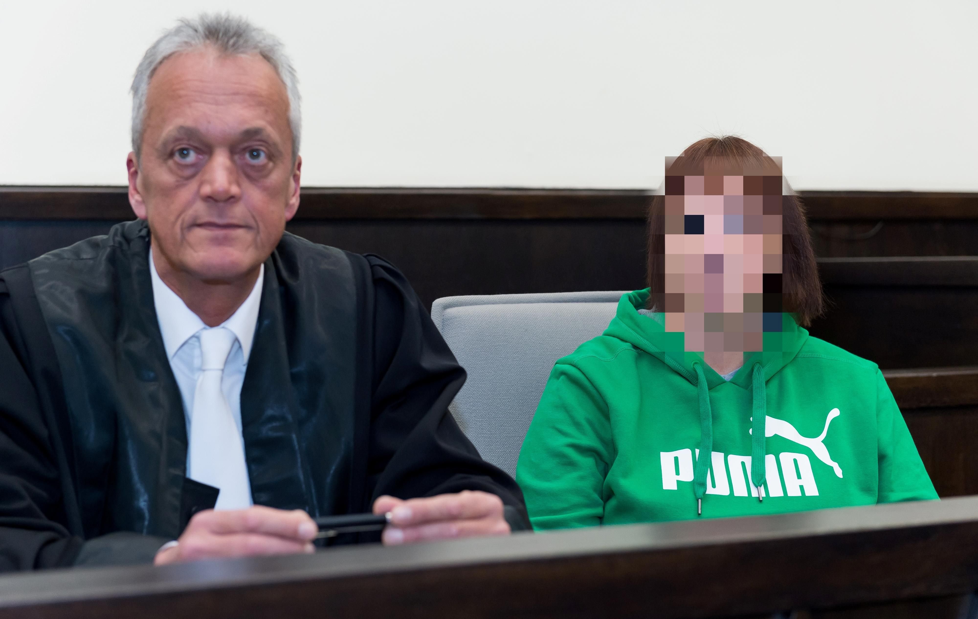 Die Angeklagte Angelika W. mit ihrem Anwalt Peter Wüller im Landgericht Paderborn.