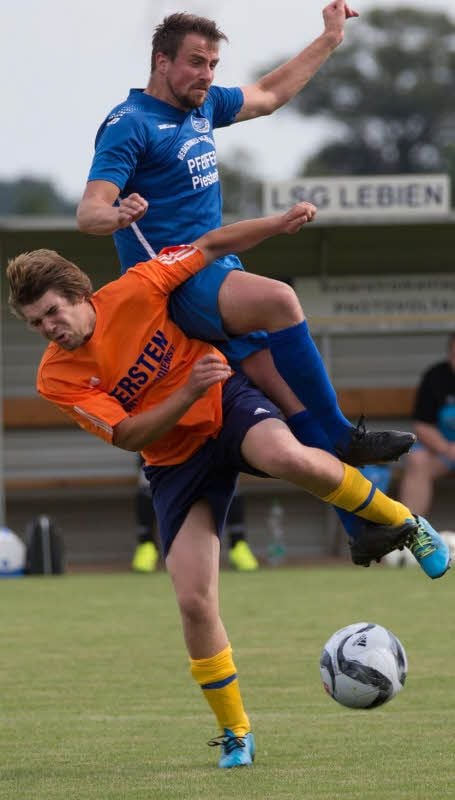 Die Fußballer der LSG Lebien (orangefarbene Trikots), hier im Pokalspiel gegen Nudersdorf, gehören in der Kreisliga Nord zum Favoritenkreis.