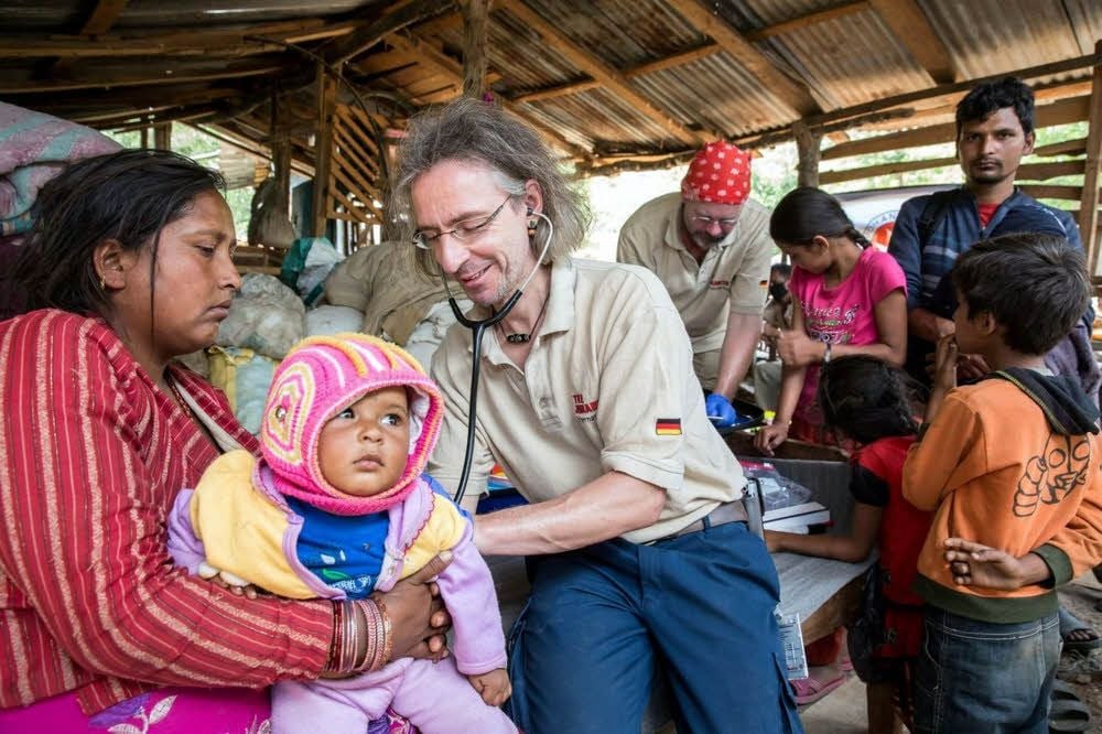 Christian Gatniejewski während eines früheren Einsatzes in Nepal, nun wird er in Mosambik helfen.