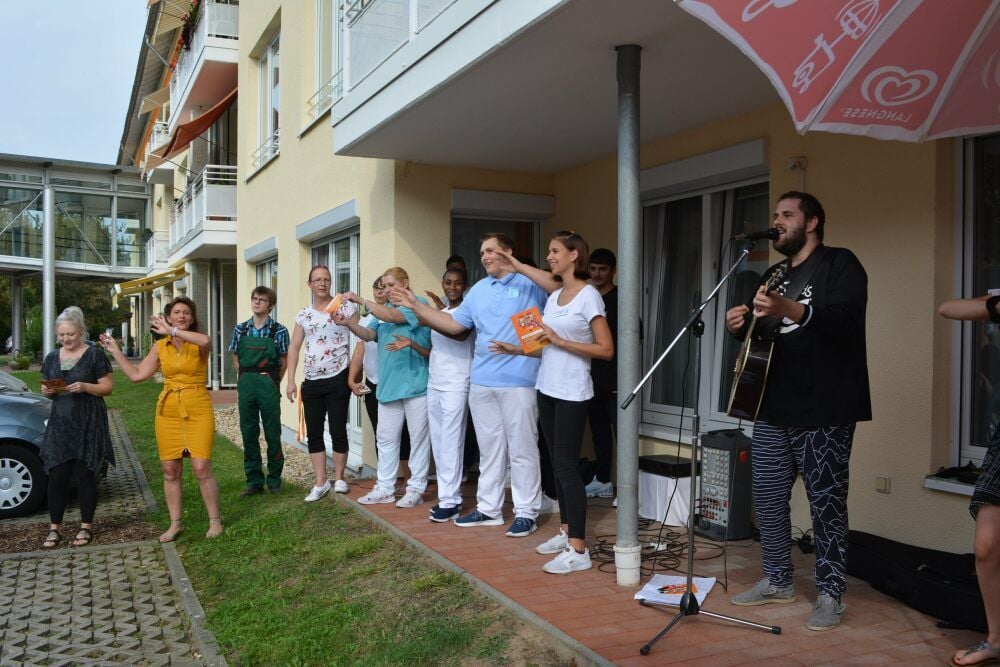 Am Anfang und am Ende erklang am Töpferdamm der Avendi-Song, der die Pflegekräfte hochleben lässt.