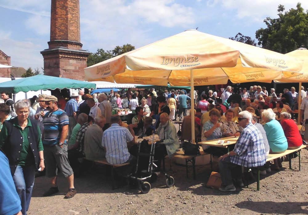Der Bauernmarkt in Kelbra war sehr gut besucht - Marktmeisterin Renate Franke schätzt die Besucherzahl auf über 1.300.
