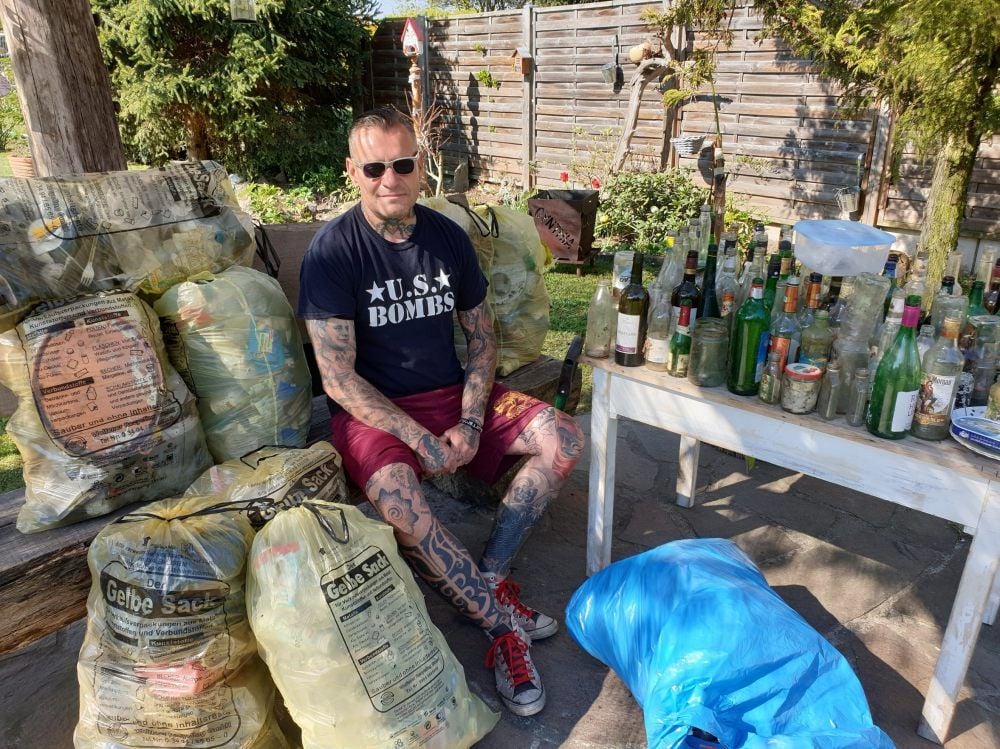Dirk Gast hat jede Menge Müll gesammelt. Den aus Plastik füllte er in Baasdorf zum Abholen in gelbe Säcke.
