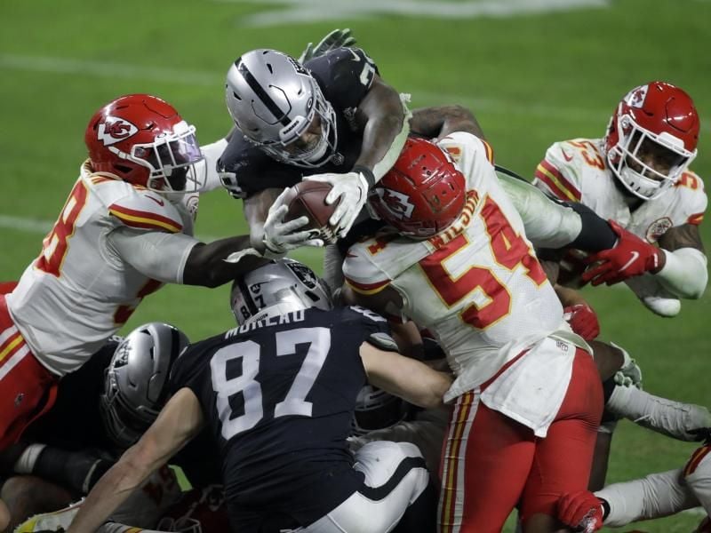 Auch die NFL kämpft mit den Problemen der Corona-Pandemie. Foto: Isaac Brekken/AP/dpa