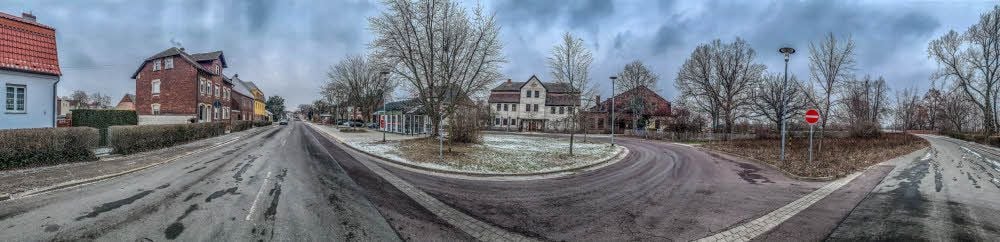 Das Zentrum von Pratau mit Haltestelle und „Freischütz“ (rechts)