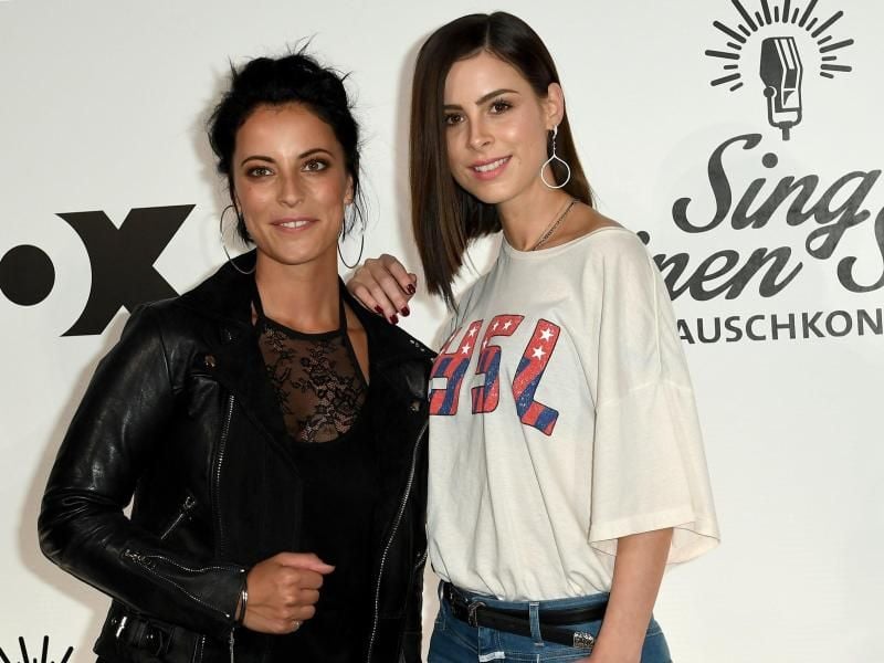 Die Sängerinnen Stefanie Kloß (l) und Lena Meyer-Landrut plaudern ein wenig aus dem Nähkästchen. Foto: Britta Pedersen