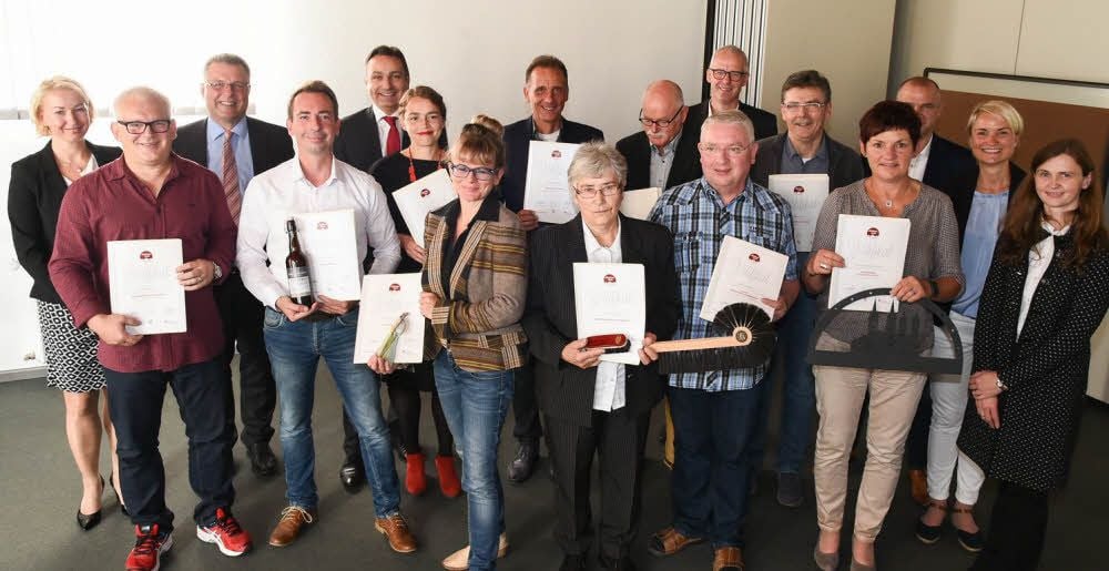 Die Produzenten der Naumburger Unikate präsentieren im Beisein von Anke Fritsche (hinten v.l.), Bernward Küper und Mario Kerner sowie Anke Weiland(r.) und Sylvia Kühl (2.v.r.) ihre Zertifizierungsurkunden: René Breite (v.l.), Hardy Handschke, Ulrike Ludewig, Martina Gärlich, Ursula Römer, Lutz Gärlich, Jörg Meissner, Rolf Block und Almut Behnke.