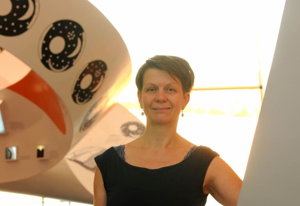Alles kreist um die Himmelsscheibe: Annett Börner steht in der Dauerausstellung der Arche Nebra.