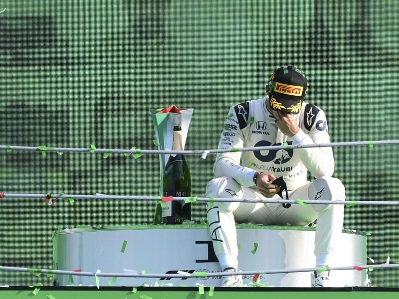 Pierre Gasly war nach seinem Sieg in Monza ergriffen. Foto: Jennifer Lorenzini/POOL Reuters/AP/dpa