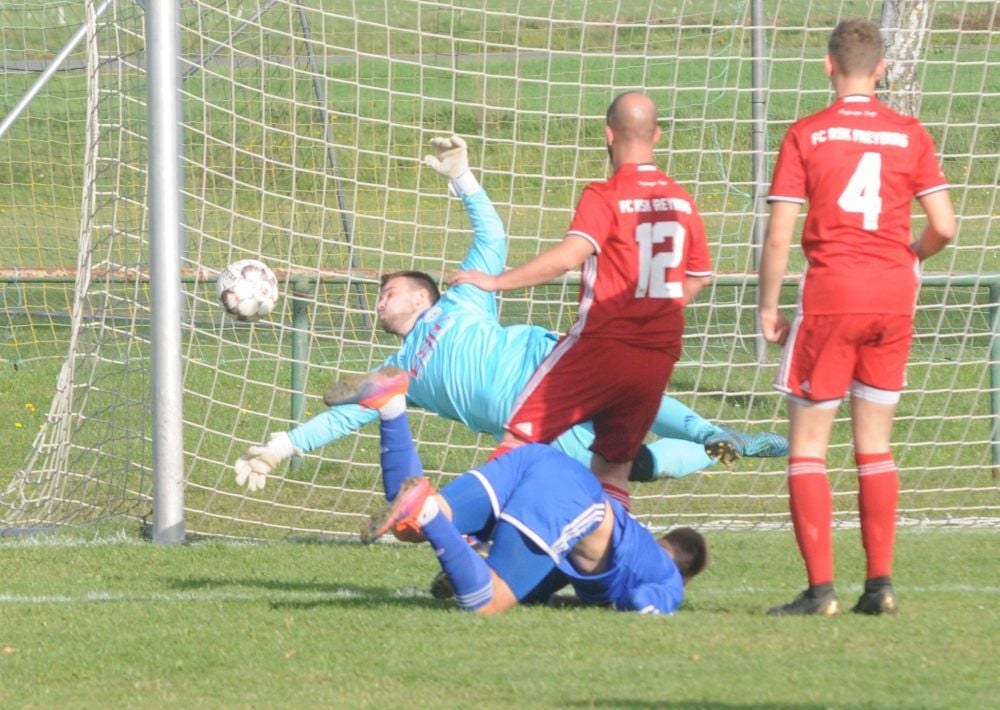 RSK-Keeper Till Klippel streckt sich vergeblich: Der Fallrückzieher von Ruslan Ivanchenko zum zwischenzeitlichen Ausgleich der Herrengosserstedter schlägt im Kasten der Freyburger ein.