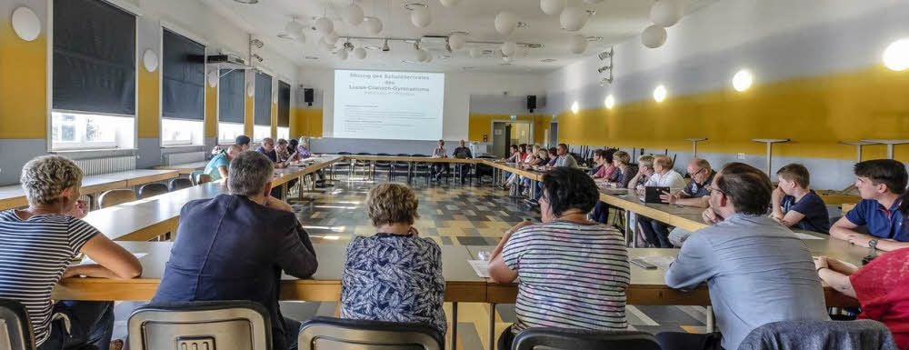 Emotional, aber sachlich diskutierten Eltern und Verwaltungsvertreter über die Bushaltestelle am Gymnasium