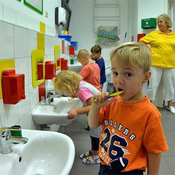 Kinder beim gemeinsamen Zähneputzen in der Kita „Knirpsenland" in Aschersleben