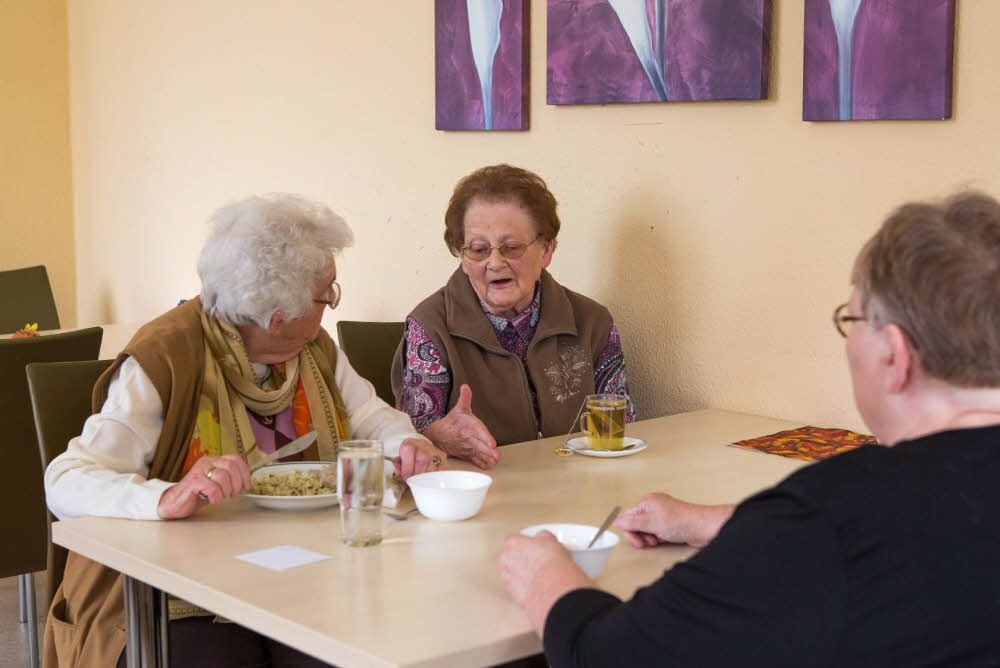 Gudrun Pikoski (rechts), Inge Schusseng und Christine Ludwig gehen fast täglich zur Awo essen. Jetzt soll der Treff geschlossen werden.