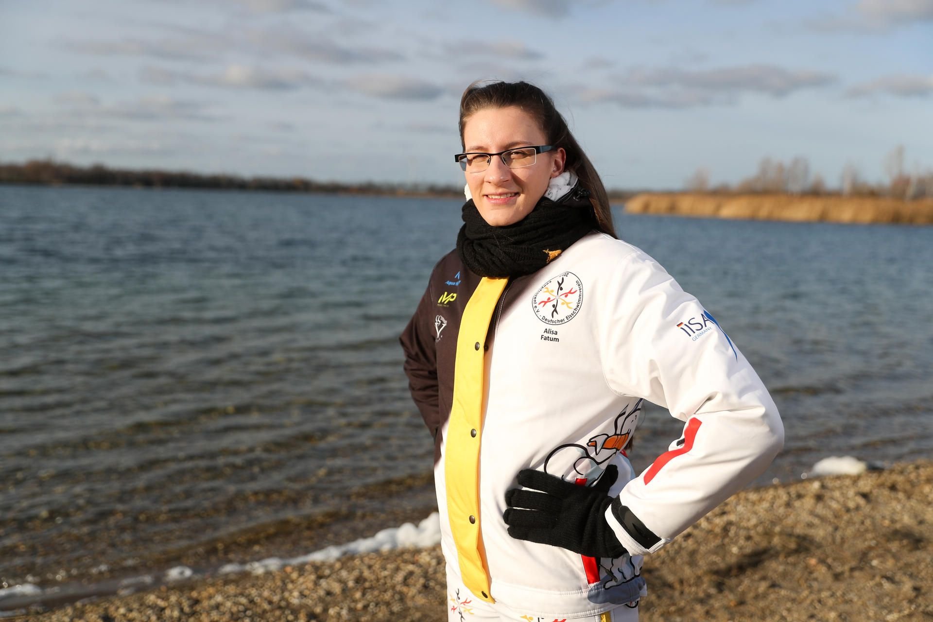 Alisa Fatum ist Weltmeisterin im Eisschwimmen.