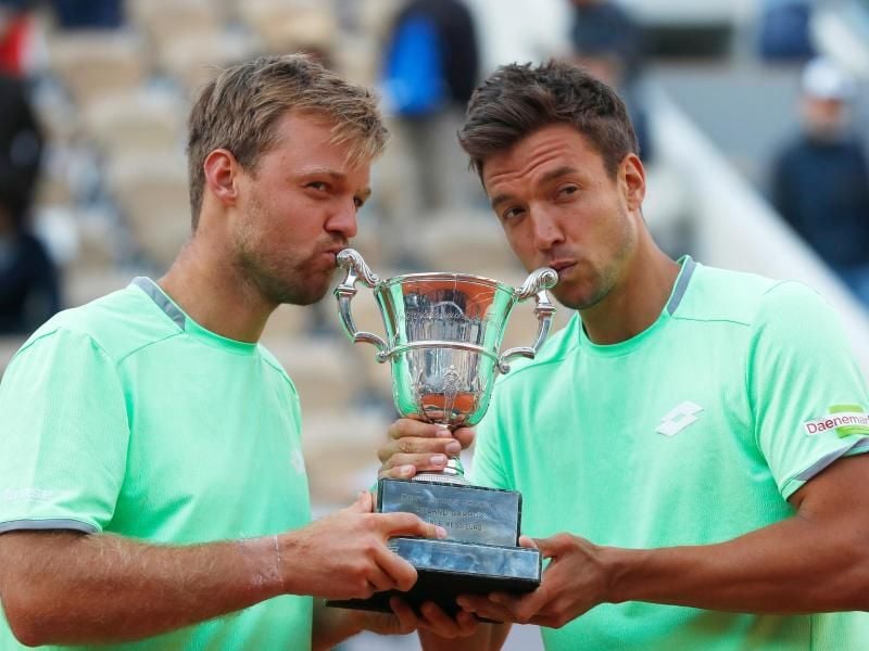 Kevin Krawietz (l) und Andreas Mies hatten die Doppel-Konkurrenz der French Open geweonnen. Foto: Pavel Golovkin/AP
