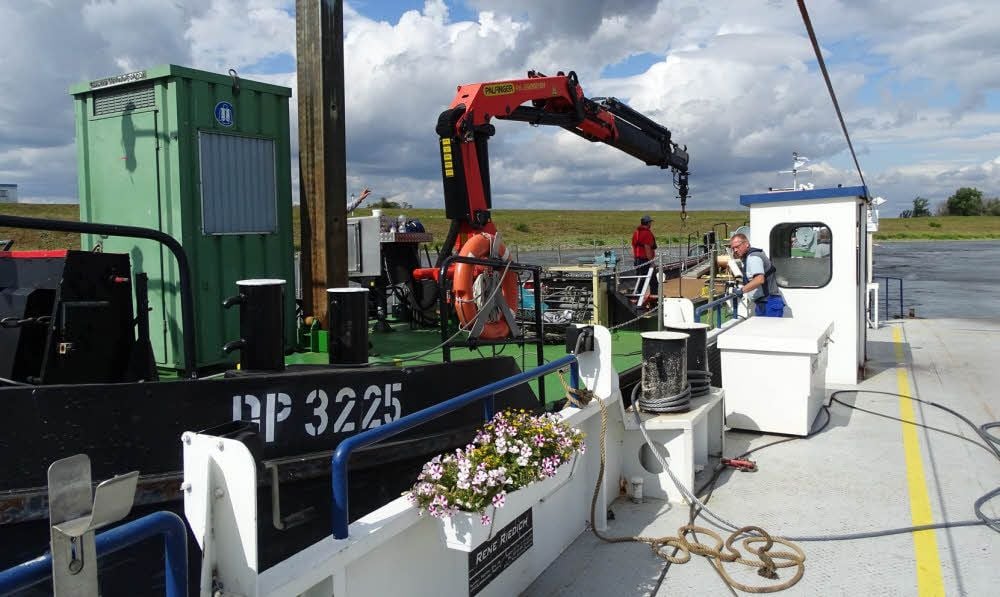 Ein Arbeitsboot hilft bei der Reparatur am Dienstag.