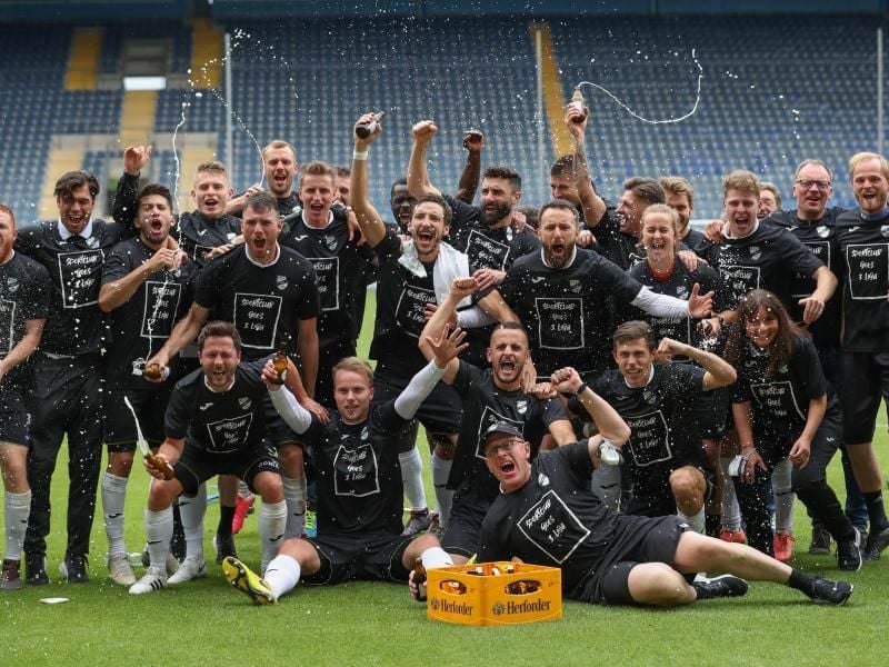 Verls Spieler feiern den Aufstieg in die 3. Liga. Foto: Friso Gentsch/dpa