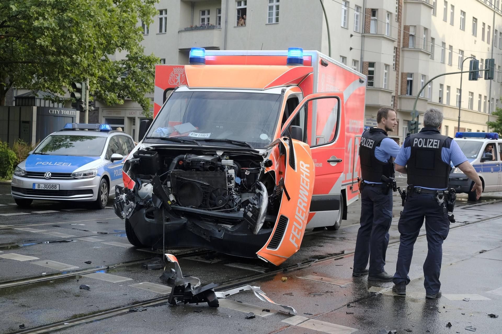 In Berlin ist eine Frau bei einem Unfall mit einem Rettungswagen verletzt worden.