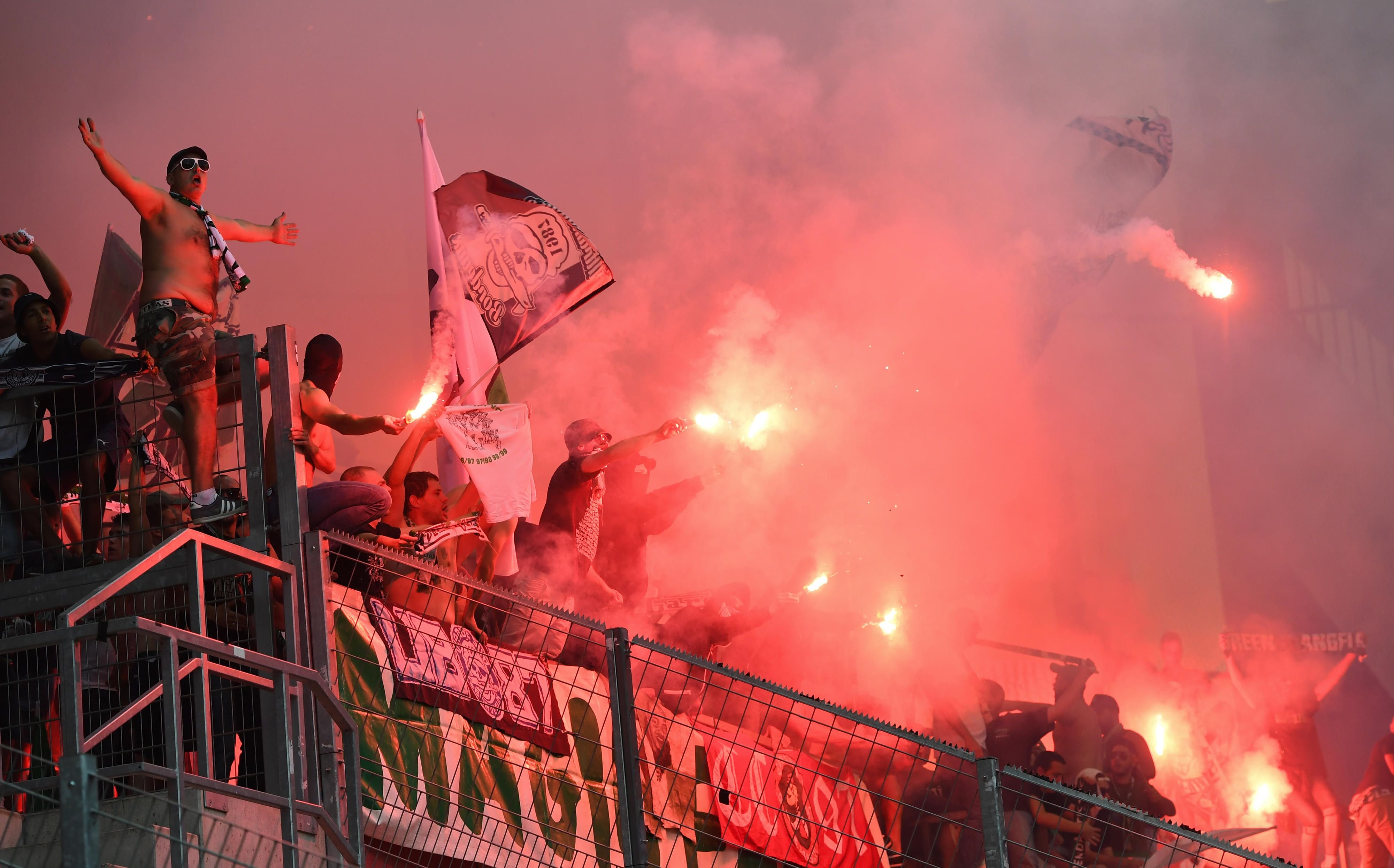 Durch ein Urteil des BGH ist es den Fussball-Clubs jetzt erlaubt, Strafzahlungen wegen dem Gebrauch von Pyrotechnik an die Verursacher weiterzuleiten.