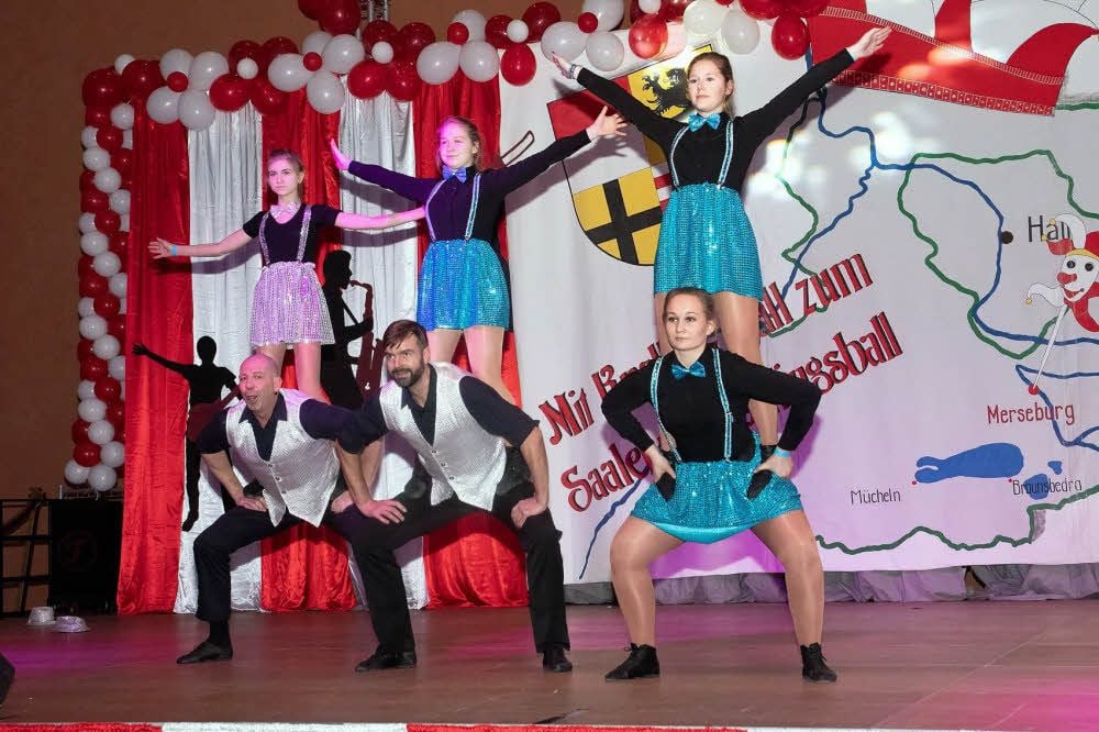 Der Günthersdorfer Carnevalsclub brachte einen vom Publikum vielumjubelten Tanz der Generationen mit jeder Menge Akrobatik auf die Bühne.