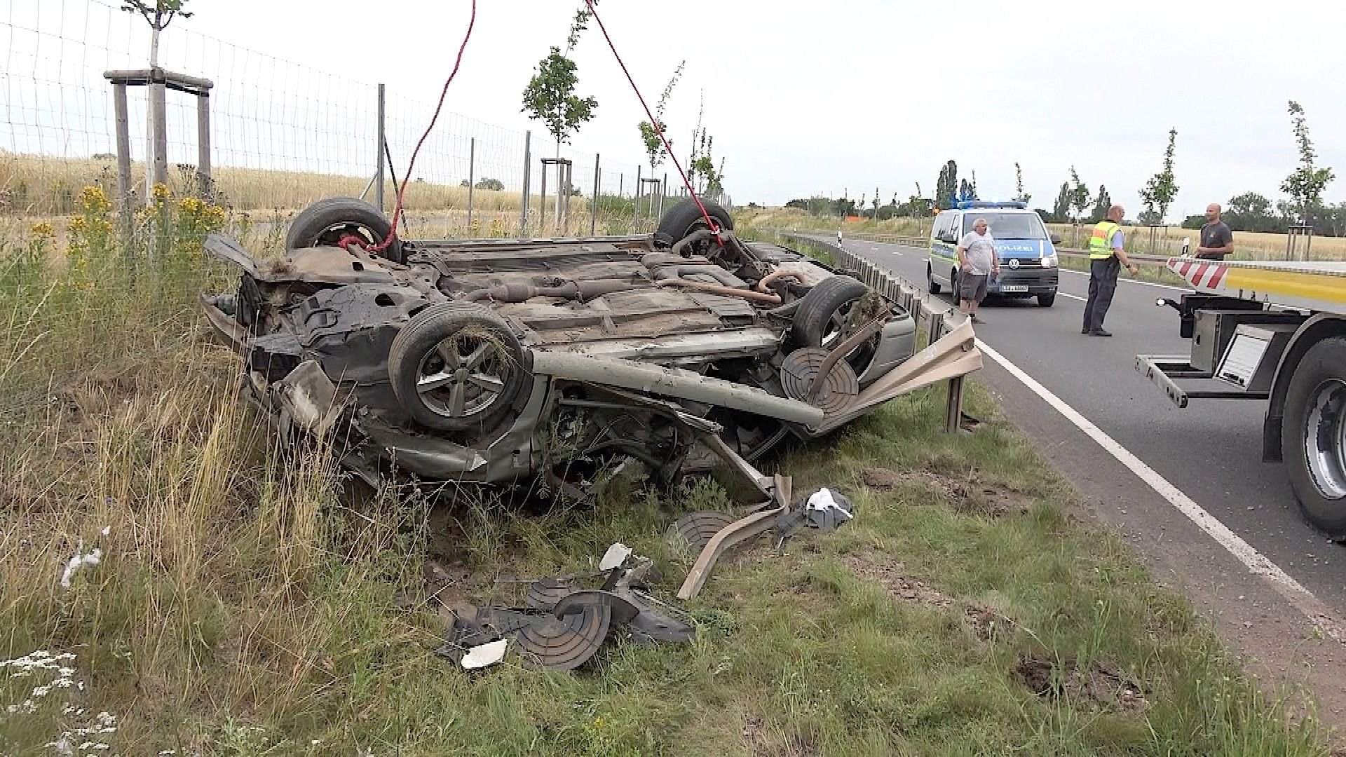 Kaum zu glauben: der Fahrer dieses Toyota konnte nach dem Unfall völlig unverletzt aus dem Autowrack klettern.