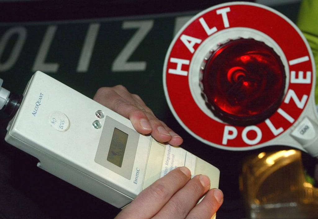 Die Polizeibeamten konnten Alkoholgeruch in der Luft wahrnehmen und ein Atemalkoholtest ergab 1,48 Promille.