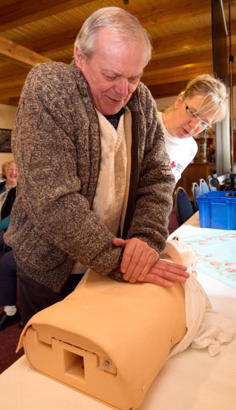 Erich Trojandt übt die Herzdruckmassage. Seit 2005 gelten dafür andere Empfehlungen.