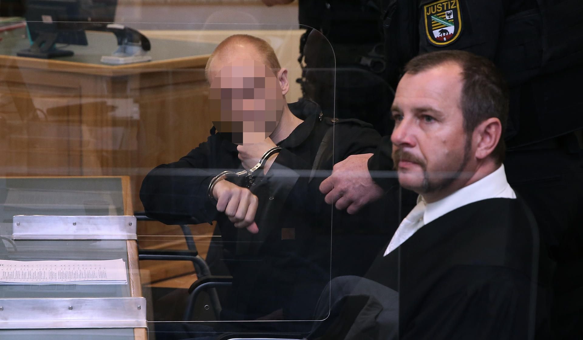 Der Angeklagte wartet neben seinem Anwalt Thomas Rutkowski vor dem fünften Prozesstag im Verhandlungssaal im Landgericht.