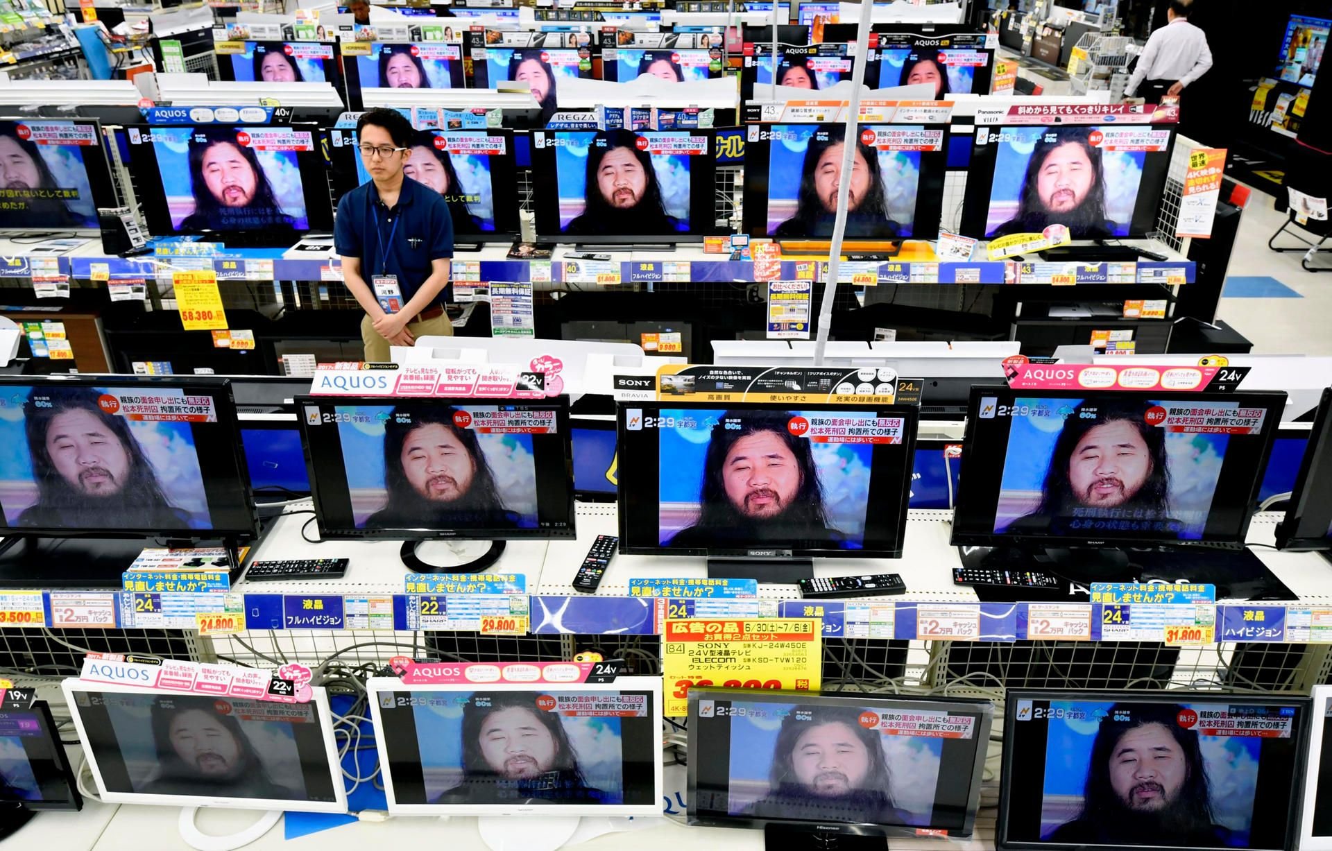 Das Bild des Sektenchefs Shoko Asahara wird in Nachrichtenberichten im Fernsehen gezeigt.